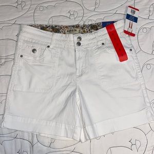 Mid rise short. Brand Dakota Blue, size 8 runs big, color white.